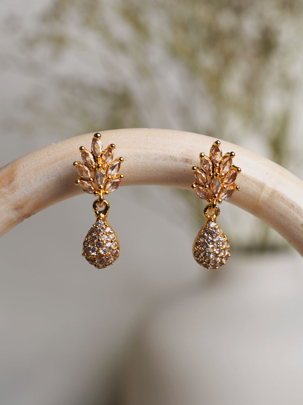 Ivory Radiance Floral Necklace Set