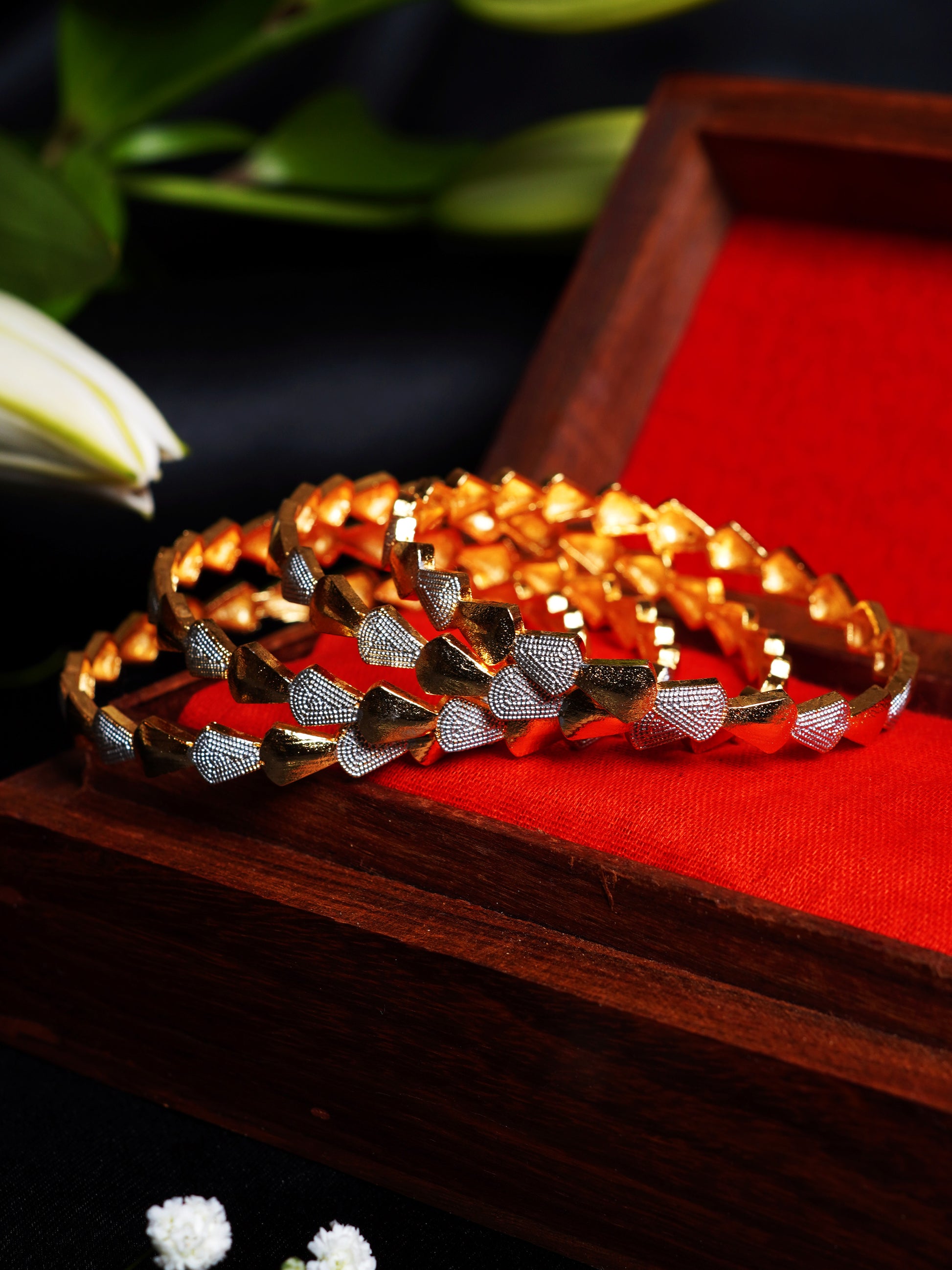 Dual Tone Paan Design Bangle Set