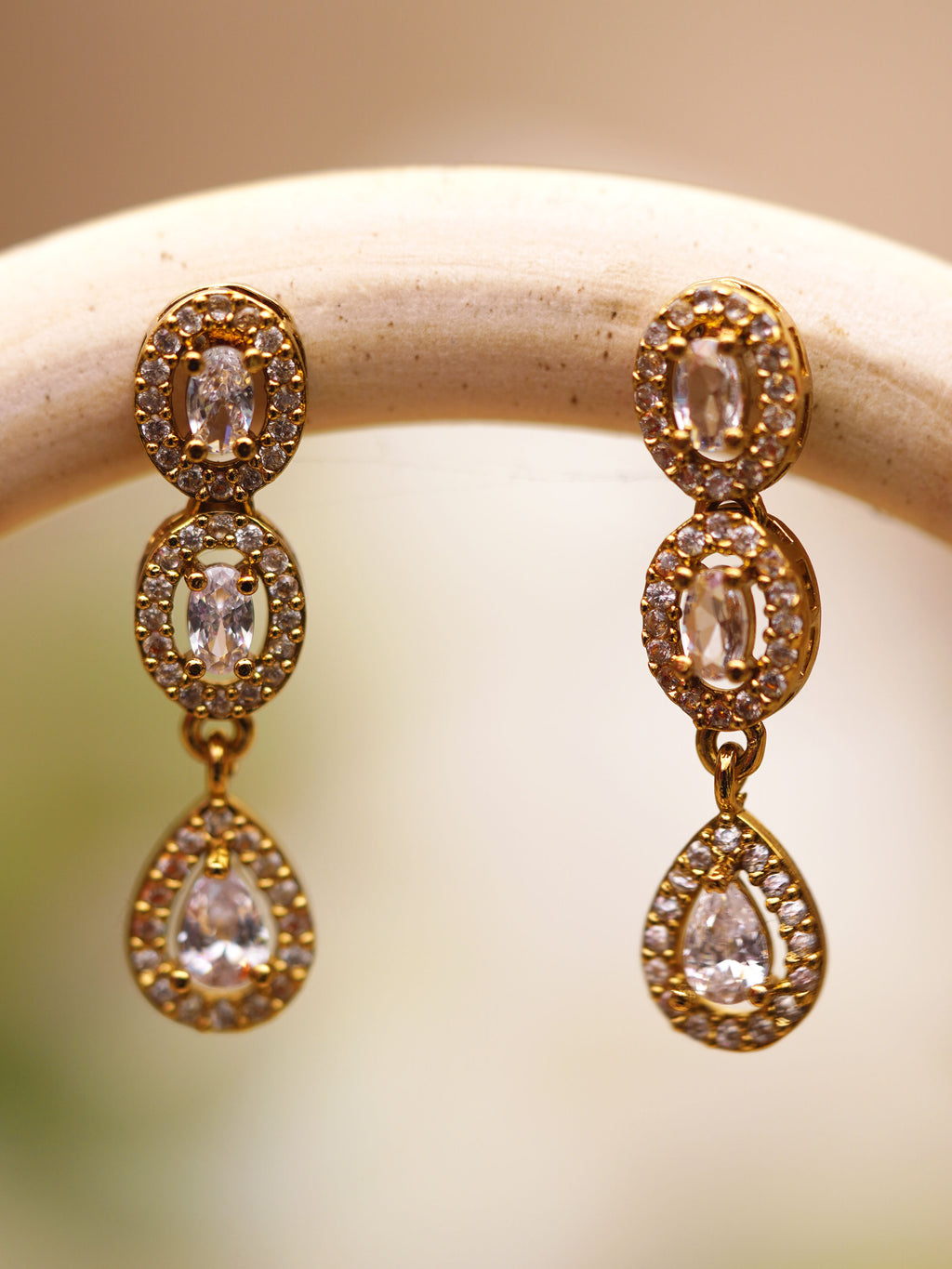 White Sparkle Teardrop Necklace Set