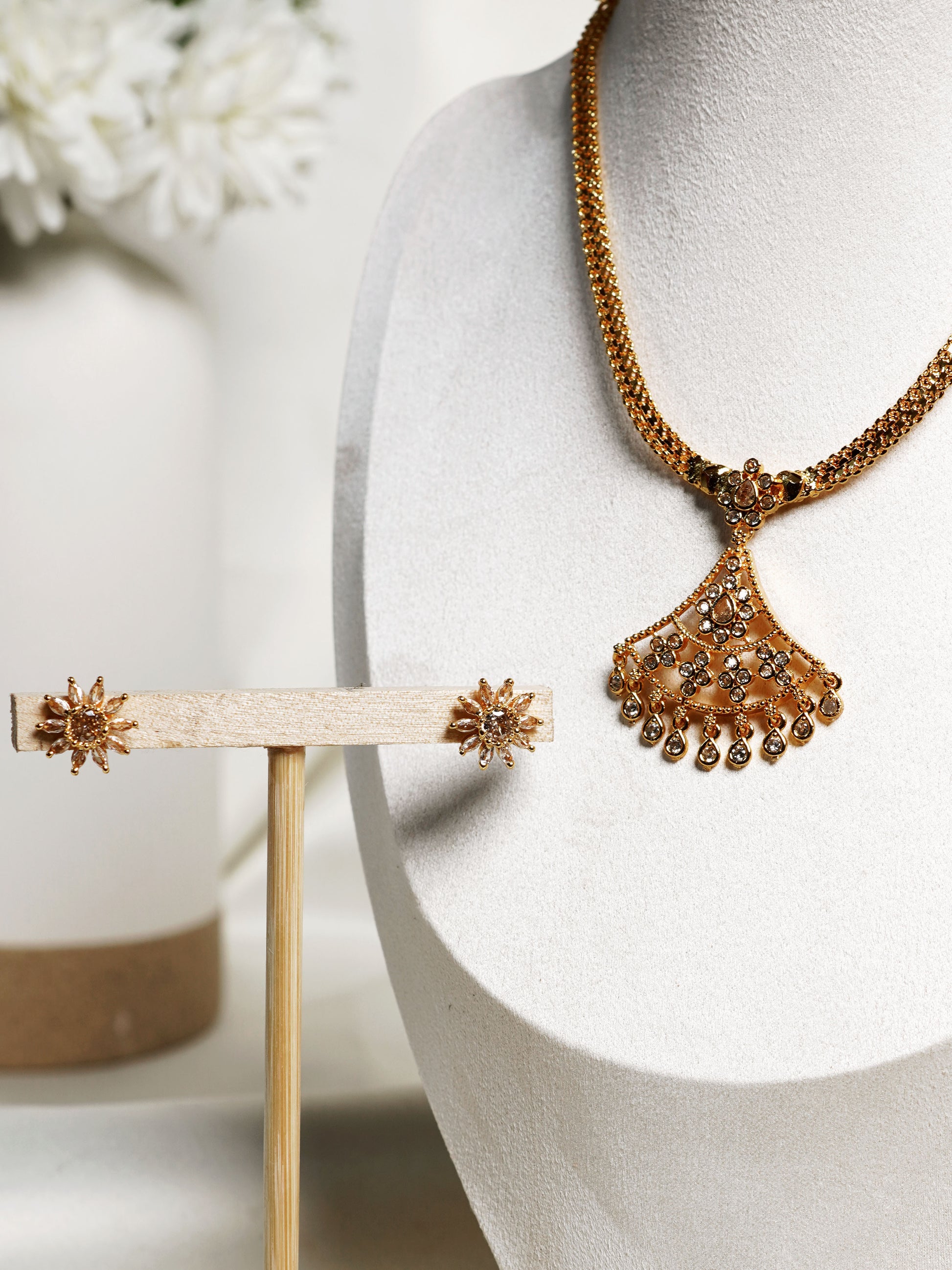 Ivory Bloom Kundan Fan Necklace Set