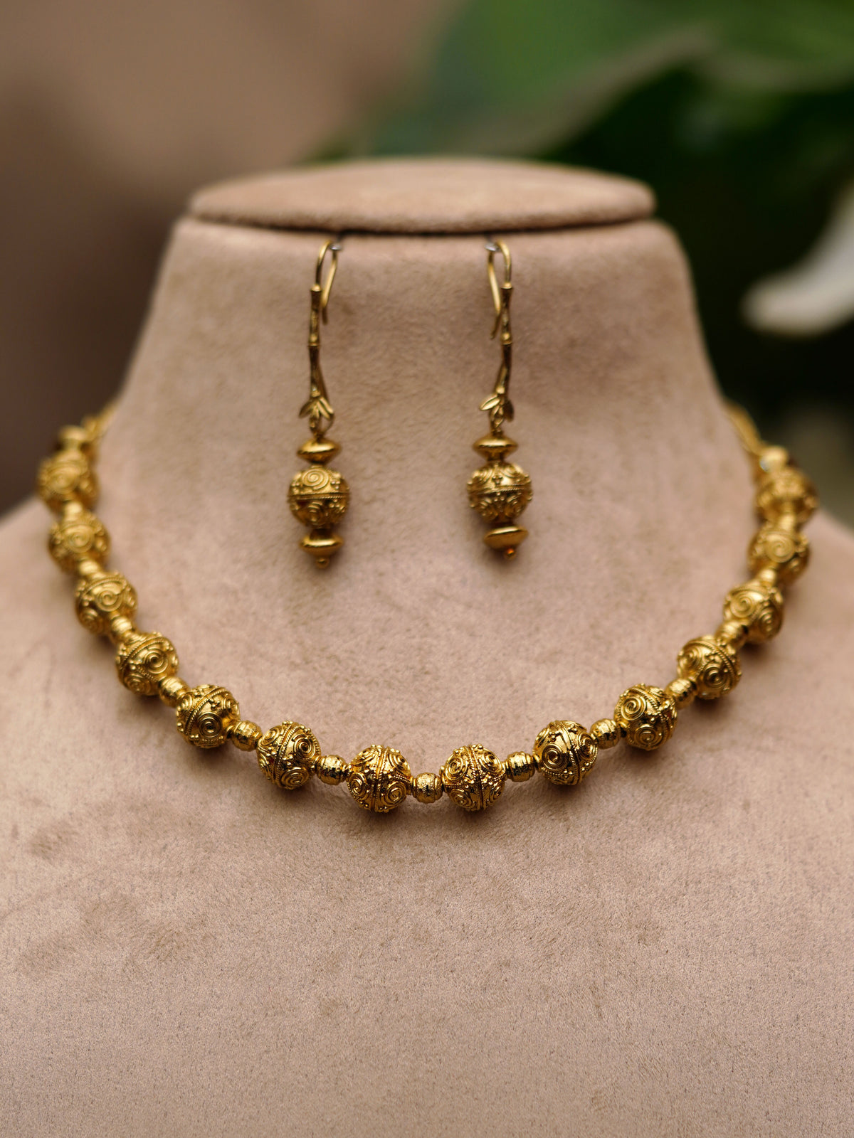 Antique Swirl Bead Necklace Set