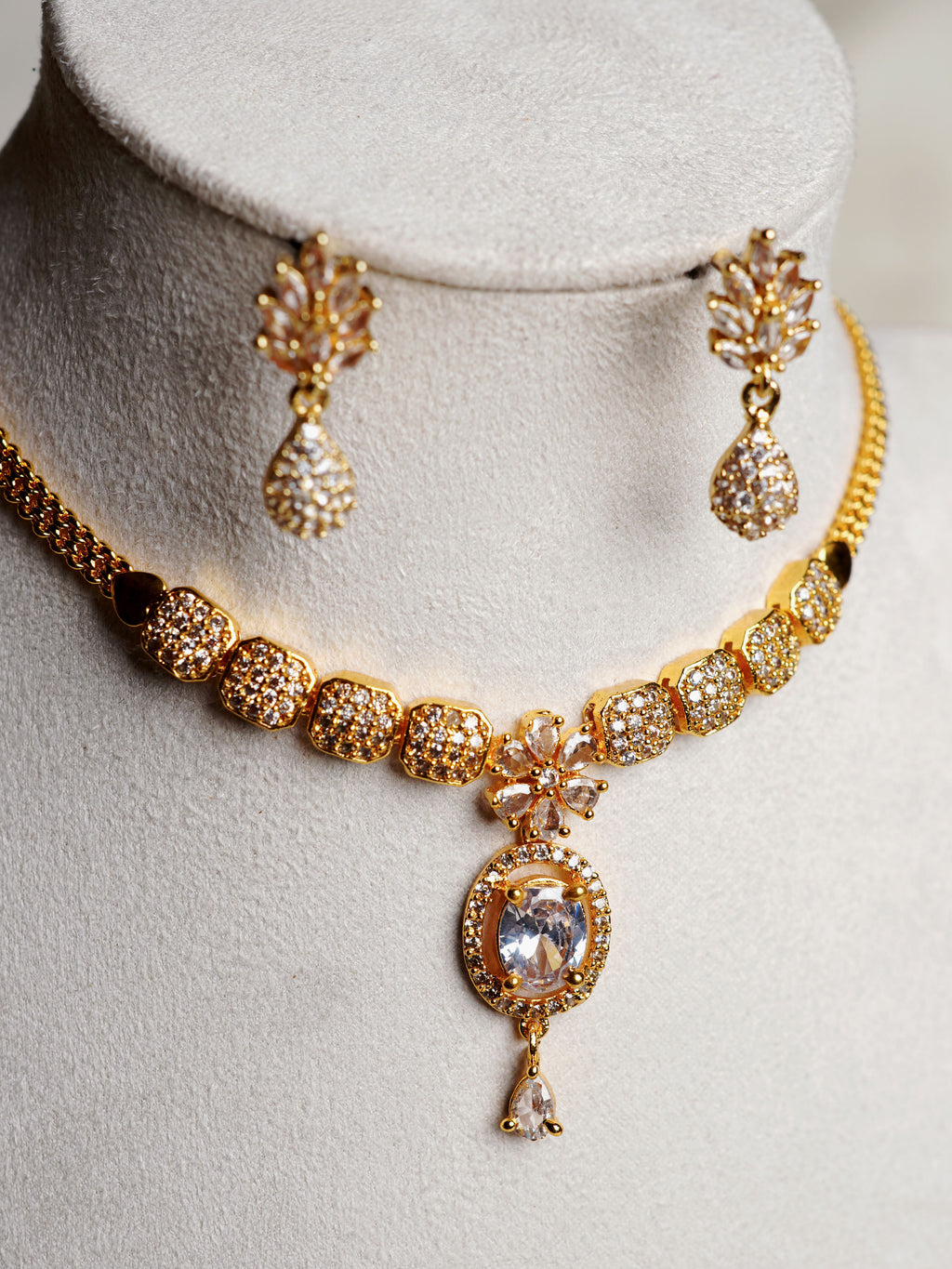 Ivory Radiance Floral Necklace Set