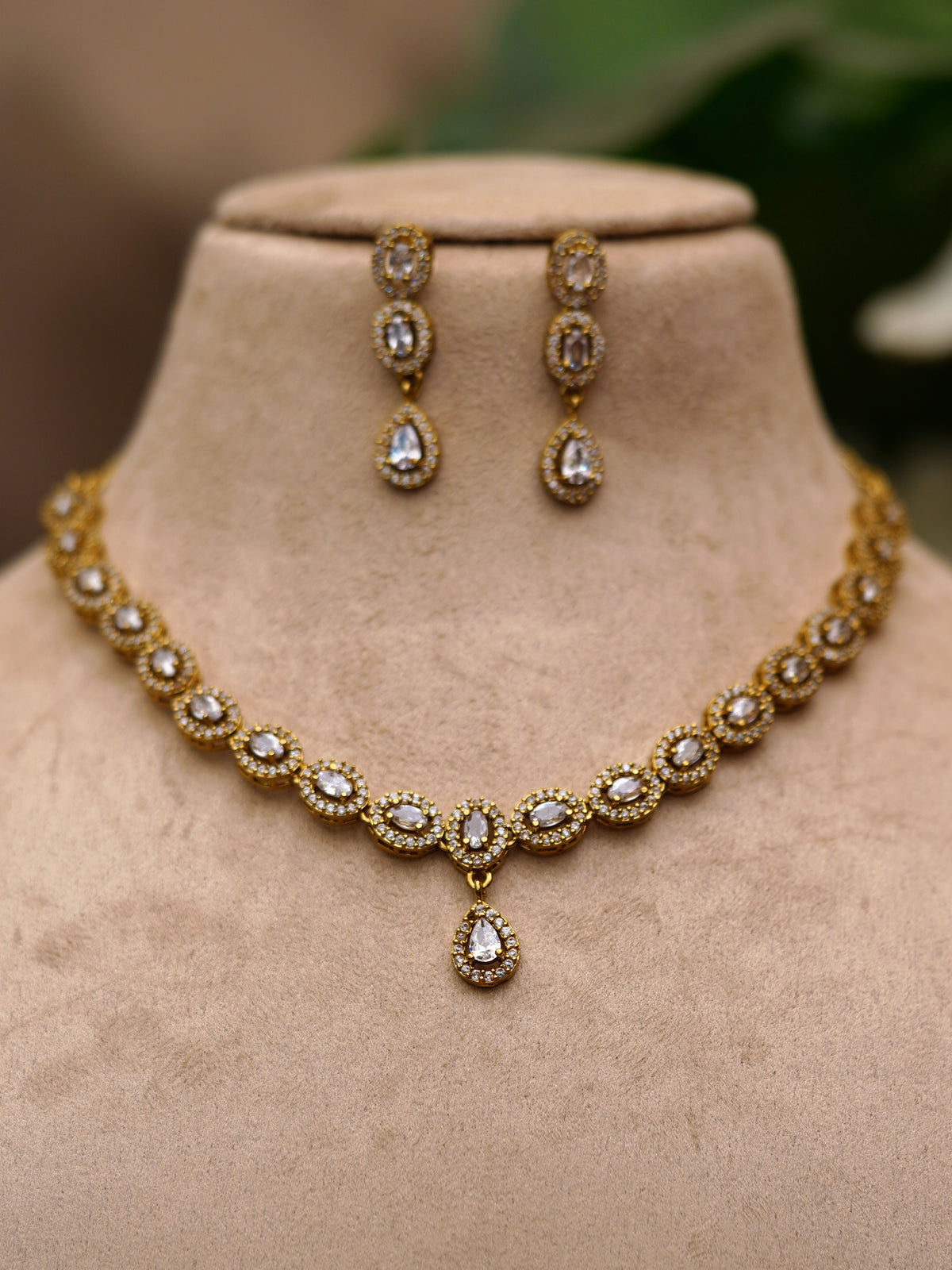 White Sparkle Teardrop Necklace Set